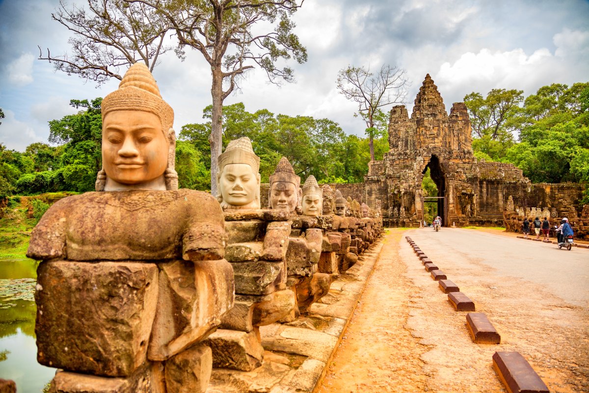 Voyage mystique à Angkor Wat – Cambodge Temple d’Angkor Wat au Cambodge avec reflets dans l’eau – découverte culturelle en Asie avec Link Mundo Studio.