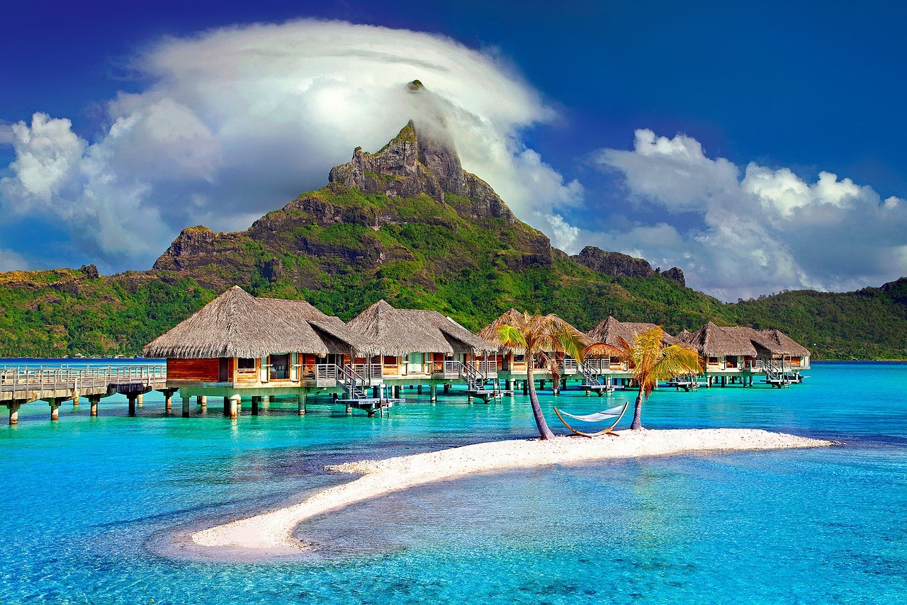 Séjour de rêve à Tahiti – Cabane sur pilotis Cabane sur pilotis à Tahiti avec lagon turquoise – séjour d’exception en Polynésie avec Link Mundo Studio.